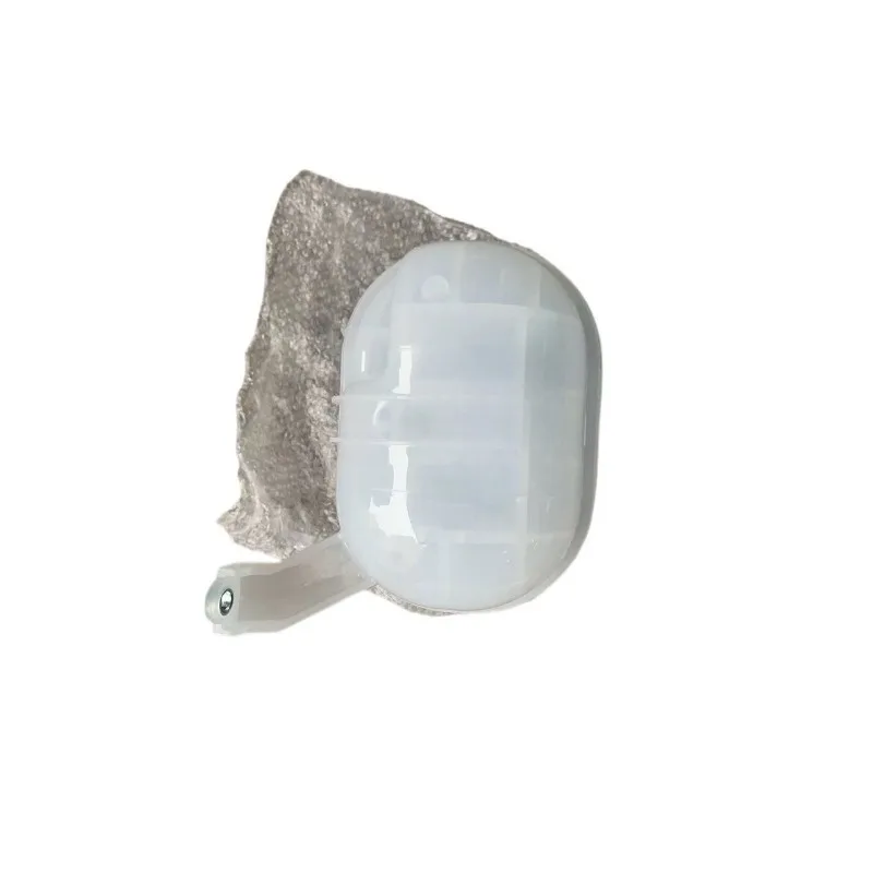 Suitable for Toyota Sea Lion 05-12expansion tank16470-75121 16470-75122