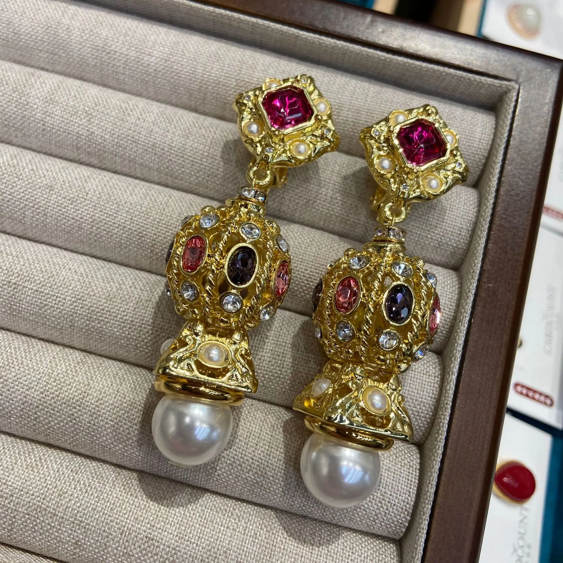 2025 Hot&Popular Celebrity Classic Crown Plaza Design Earrings Medieval Court Red Lava Pearl Earrings for Women Party Party Gift