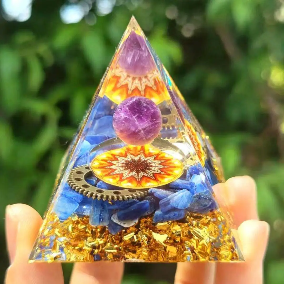 1 peça A Pirâmide de Ogan é compuesta de bola de ametista e cianita, ornamento de pirâmide, resina de chips de cianita, pirâmide de órgita de cristal