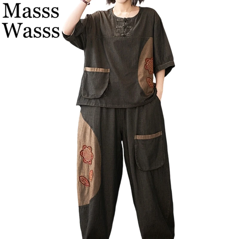 

Женский комплект Masss Wasss 2026: Классический повседневный топ с китайским цветочным пэчворком и винтажные свободные брюки. Летний роскошный комплект.