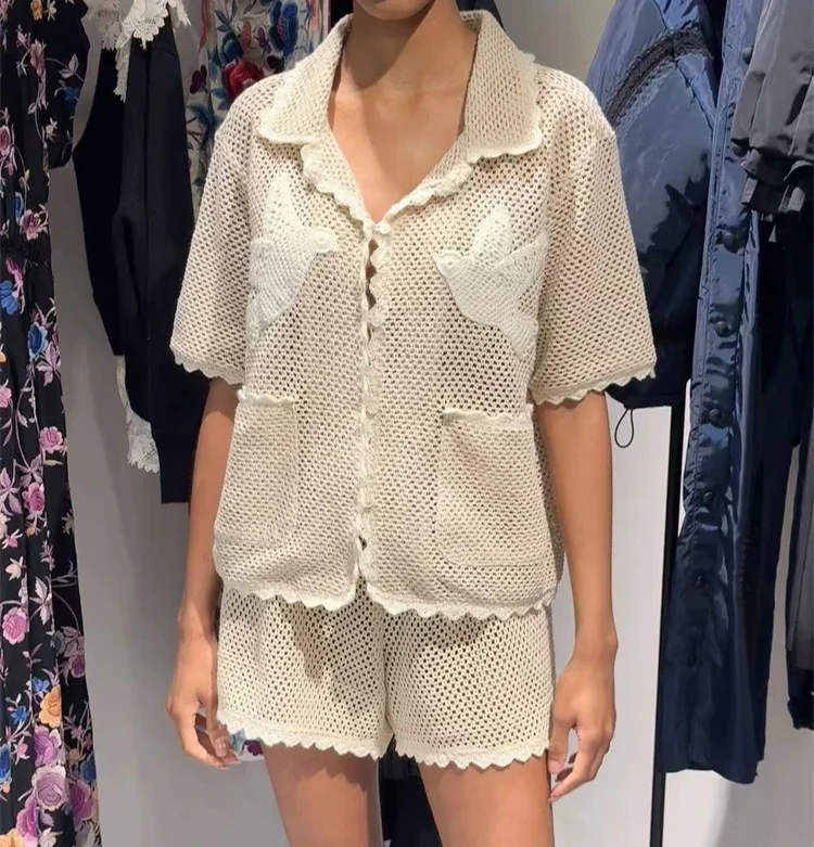 

Women's Weave Shirt 2025 Spring Summer Animal Embroidered Crochet Hollow Out Turn-Down Collar Blouse with Pockets