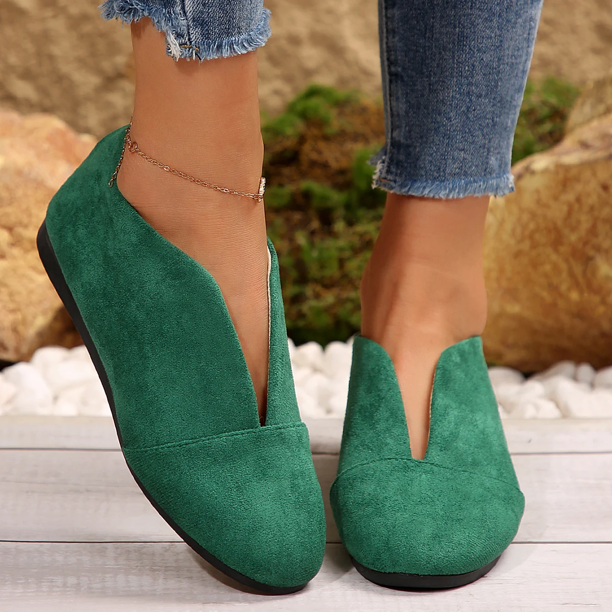 Plus-Size-Damen-Slipper aus Wildleder, V-Ausschnitt, runde Zehen, weich und bequem, lässig, für den täglichen Gebrauch, zum Spazierengehen, in verschiedenen Farben erhältlich. – Detail 9