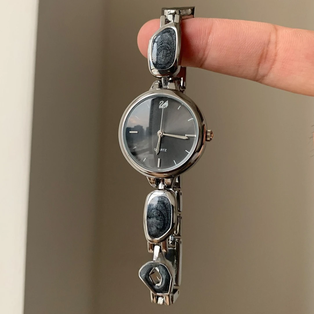 

Black Swan Round Niche Temperament Personality Women's Quartz Watch