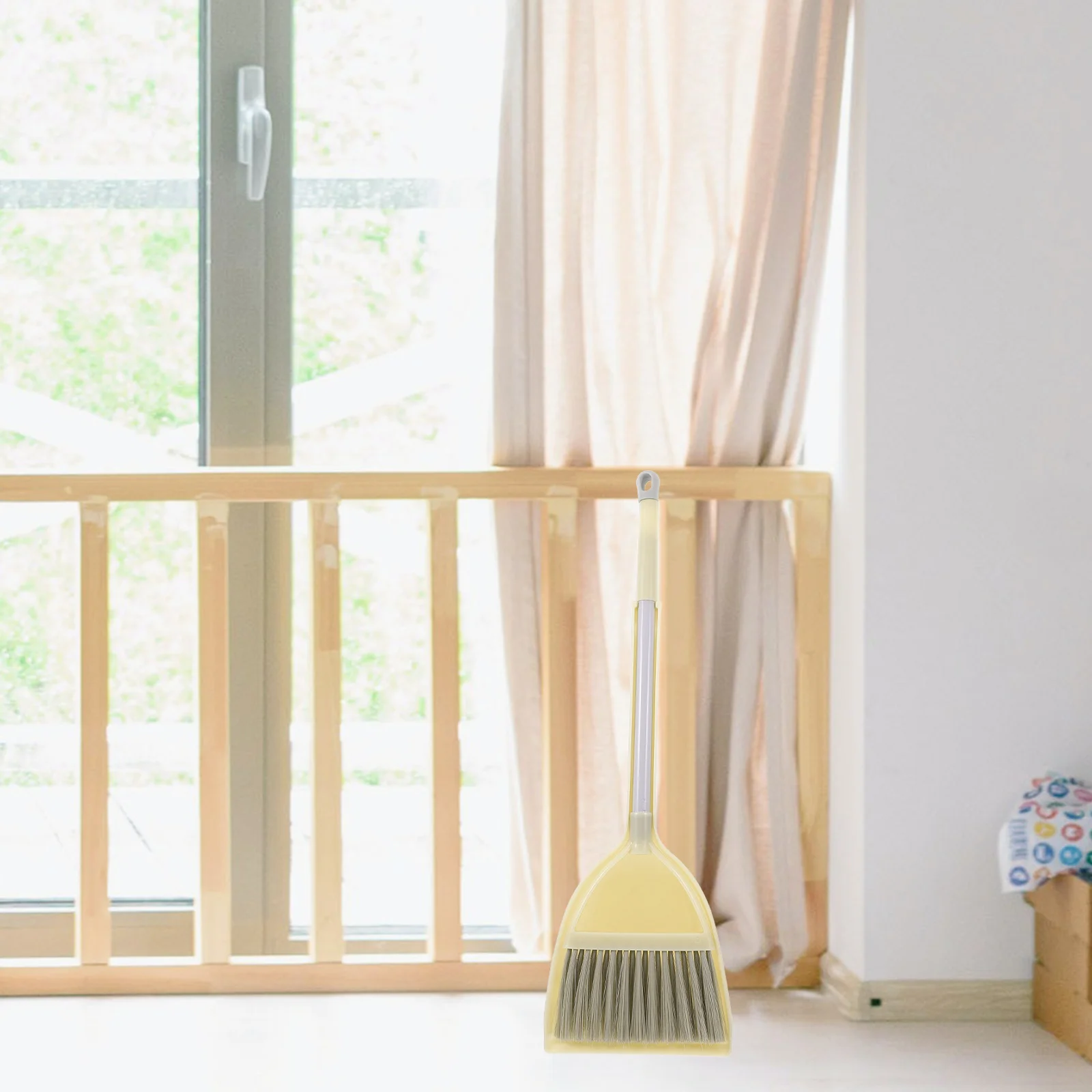 مجموعة واحدة من مجارف مكنسة الأطفال بتصميم رائع لألعاب لعب الأدوار للأطفال تعزز الخيال والإبداع