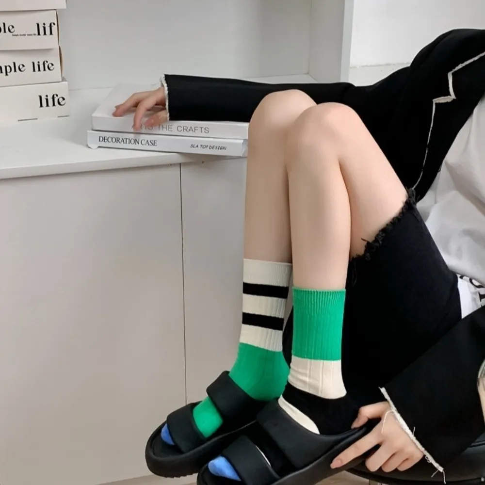 زوج من الجوارب القطنية الدافئة المتينة بخطوط ناعمة جوارب أنبوبية متوسطة غير متناظرة ماصة للرطوبة جوارب دائرية للسيدات في جميع الفصول