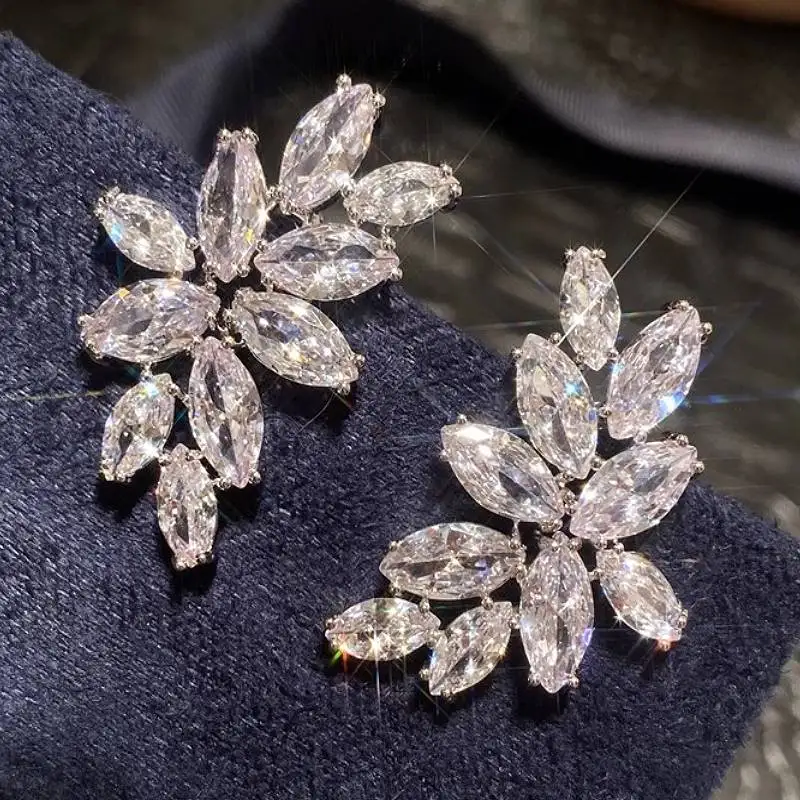 Huitan Charmante Damen-Ohrstecker, vollhell, Zirkonia, für Hochzeit, Party, Alltag, modisch, vielseitige Accessoires, Schmuck