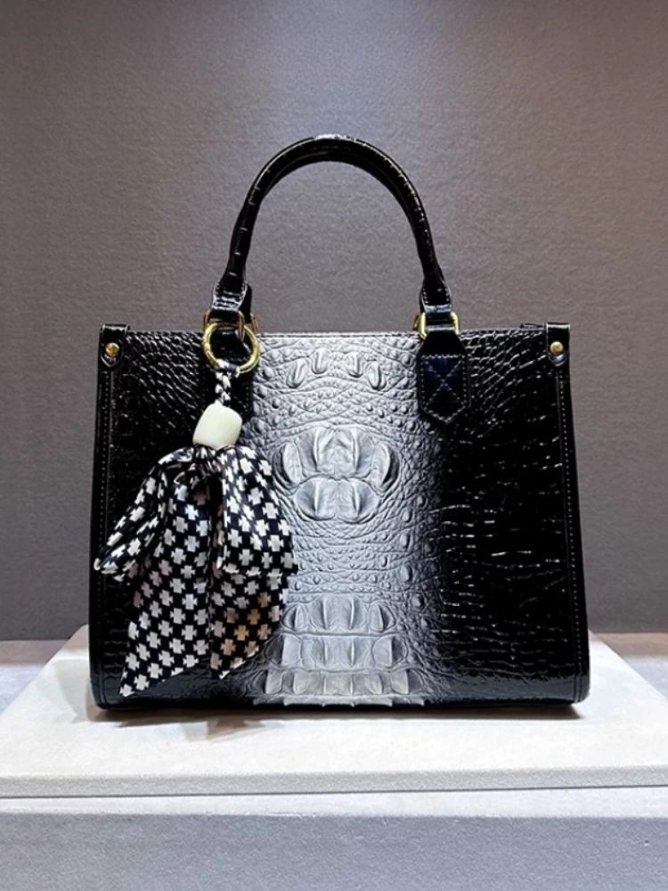 Bolso de mano de gran capacidad con estampado de cocodrilo de cuero auténtico para mujer, bandoleras para mujer, 2025