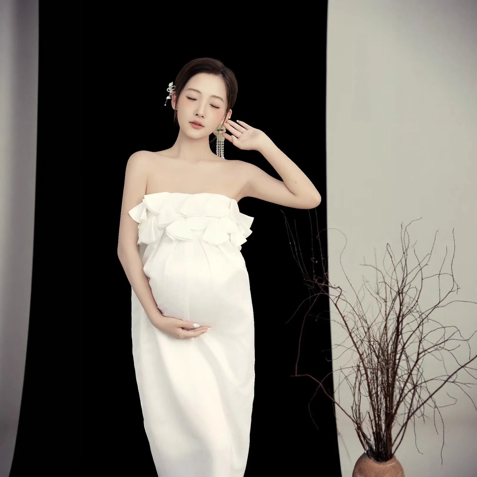 ชุดเดรสคลุมท้องสำหรับถ่ายภาพ สีขาว สไตล์วินเทจ หรูหรา แบบรัดรูป แต่งระบายยาว สำหรับถ่ายภาพในสตูดิโอ