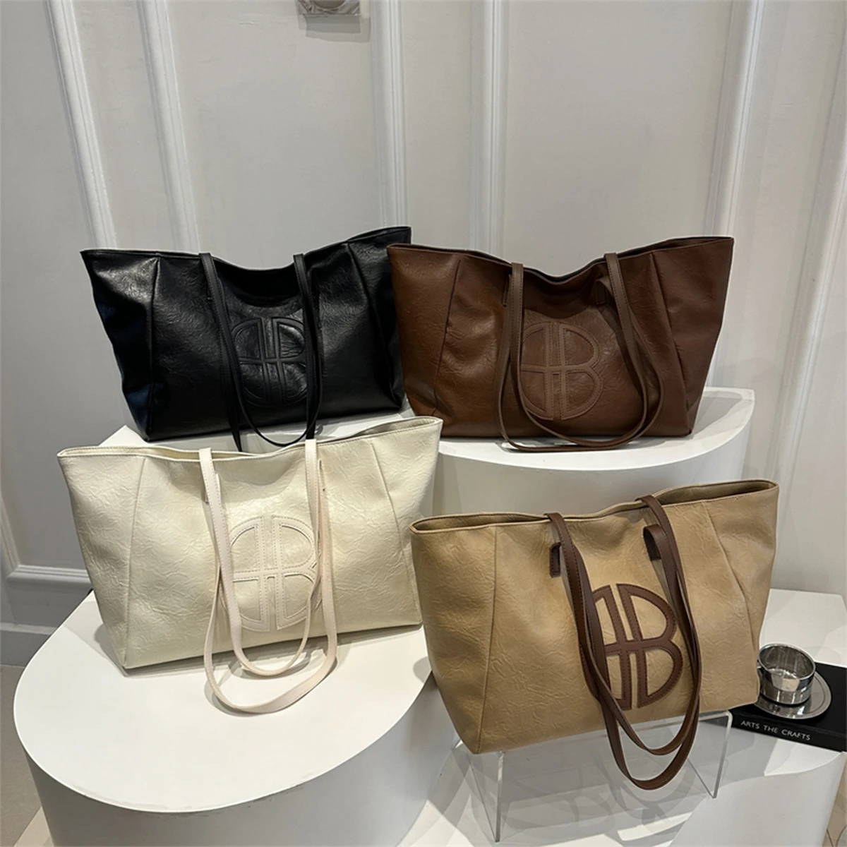 حقيبة يد نسائية عصرية بلون سادة من جلد البولي يوريثان بسعة كبيرة وشعار دائري مقاوم للماء وسحاب حقيبة كتف للاستخدام اليومي