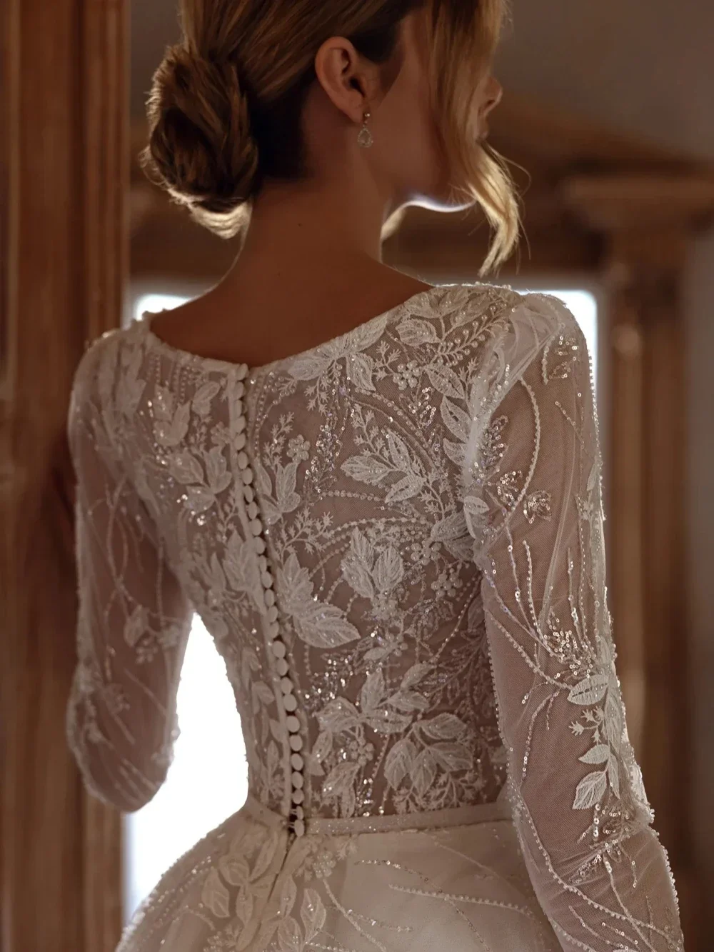 فاخر تألق ألف خط الدانتيل مطرز بريق فستان الزفاف مثير جولة الرقبة شفافة طويلة الأكمام فستان الزفاف حسب الطلب