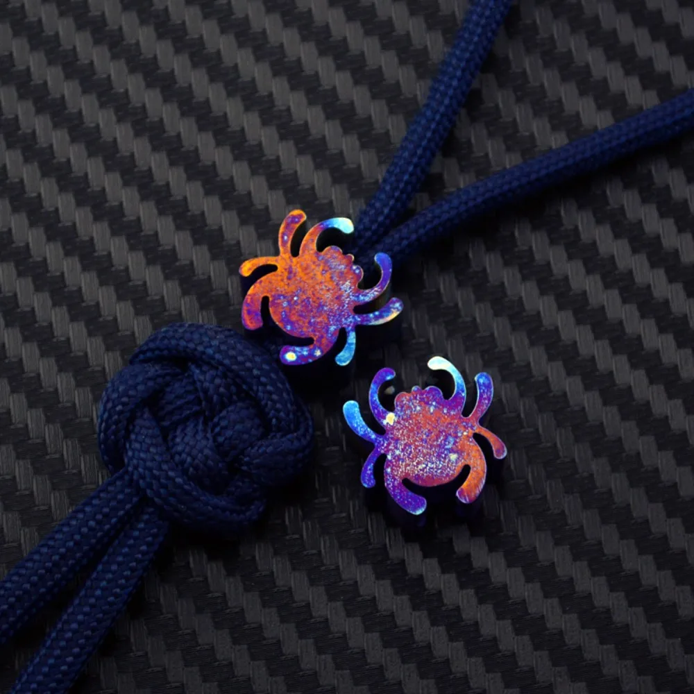 قلادة عنكبوت من التيتانيوم مُشكَّلة باستخدام الحاسب الآلي - لمسة نهائية قزحية الألوان بلون حراري، تناسب سكين/باراكورد/سلك تيتانيوم #1