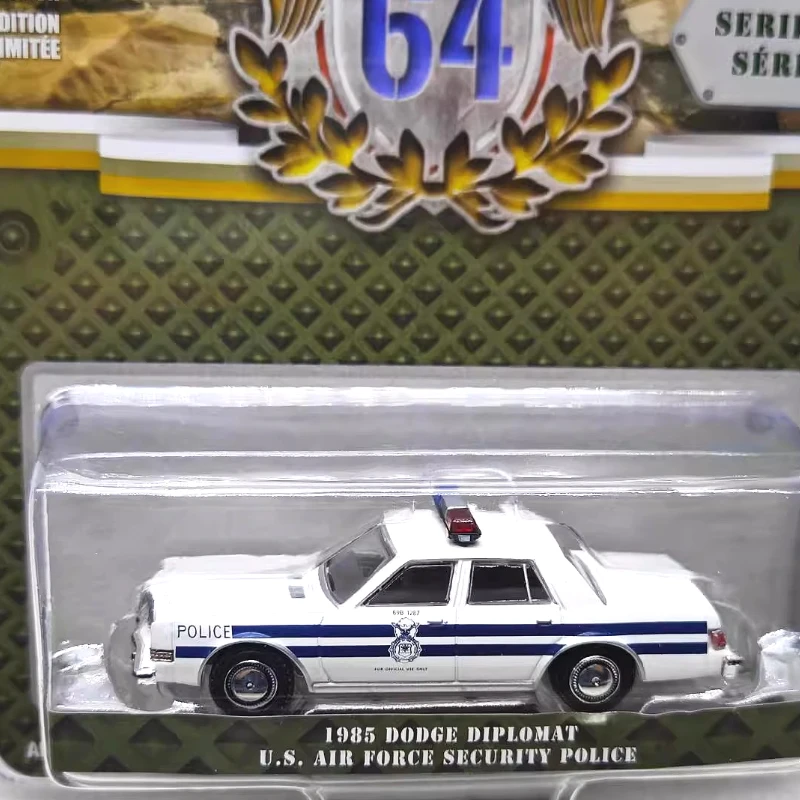 

Greenlight 1:64 Camp 64 Series 5 - 1985 Vintage Sedan Limited Edition Collectible Wall Pendant Gift