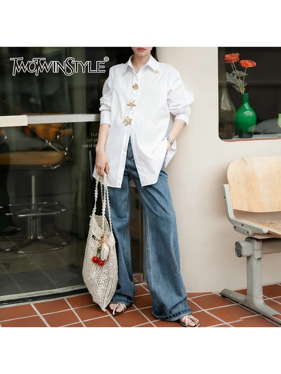 

TWOTWINSTYLE однотонные повседневные рубашки с металлическими украшениями для женщин, лоскутная однобортная рубашка с длинными рукавами и лацканами, женская новинка