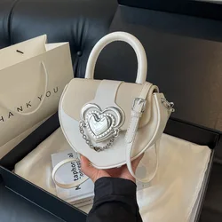 Borsa a tracolla a forma di cuore da ragazza bianca e nera a forma di cuore 2024 borsa a tracolla popolare coreana con design di nicchia di nuova tendenza