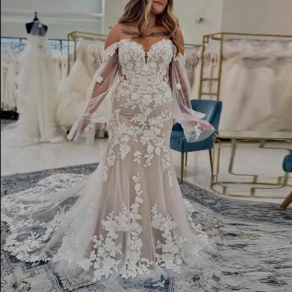 Customized Embrodiery Lace Wedding Dress with Detachable Sleeve Sweetheart Strapless Wedding Gown with Appliques