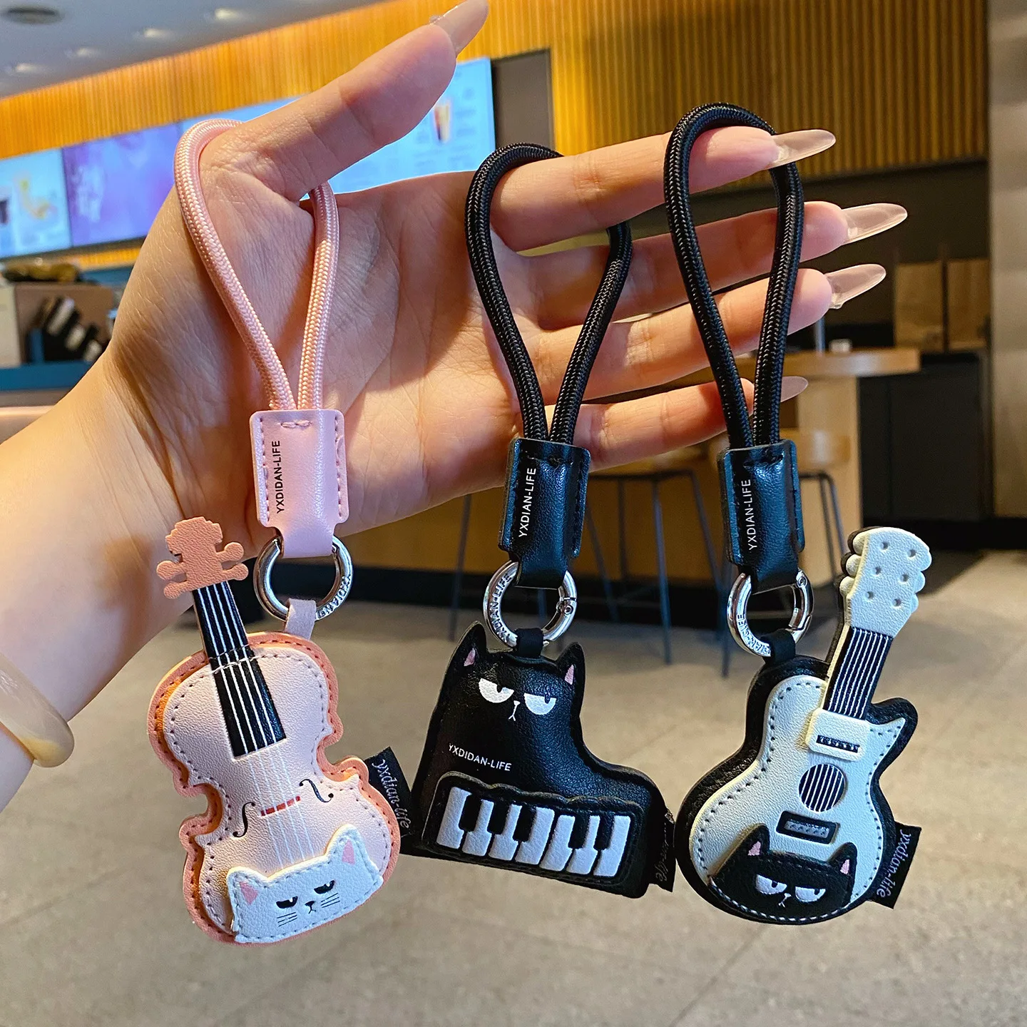 Premium Leather Mini Guitar Piano Keychain - Exquisite Bag Charm for Women, Sweet Couple Accessory Retro Musical Keychain