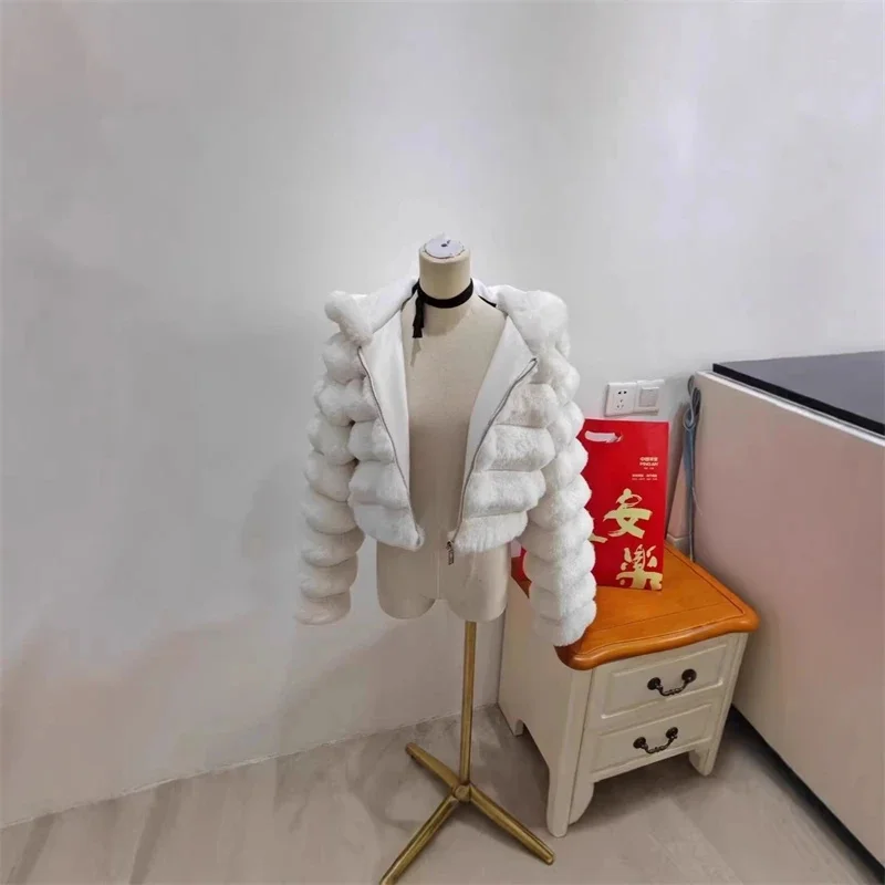 เสื้อโค้ทขนเฟอร์เทียมแบบต่อผ้า ปกสั้น แขนยาว อุ่นสบาย สำหรับผู้หญิง ใส่ในฤดูหนาว สไตล์สตรีทแวร์ เหมาะสำหรับงานปาร์ตี้วันหยุด ของขวัญสำหรับเธอ