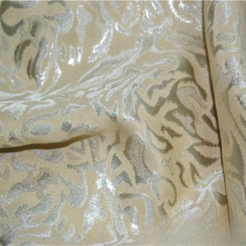 

Сдержанный и изысканный бежевый, серебристый, яркий шелковый жаккардовый модный тканевый костюм, платье, ветровка