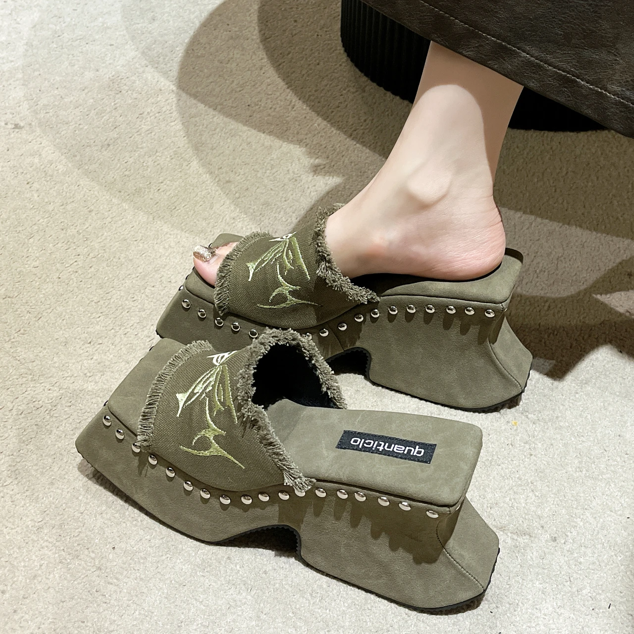 Damska platforma sandały na wysokim obcasie kwadratowa głowa prosty kokardka nitami moda na co dzień otwarte klapki damskie sandały na platformie