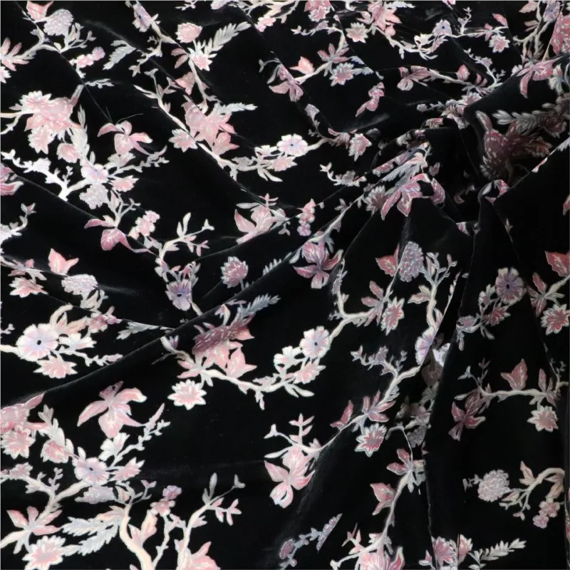 ชุดนอนผ้าไหมพิมพ์ลายกำมะหยี่ทอลายแบบมีลายขุ่นและลายไหมพรมแบบเผา