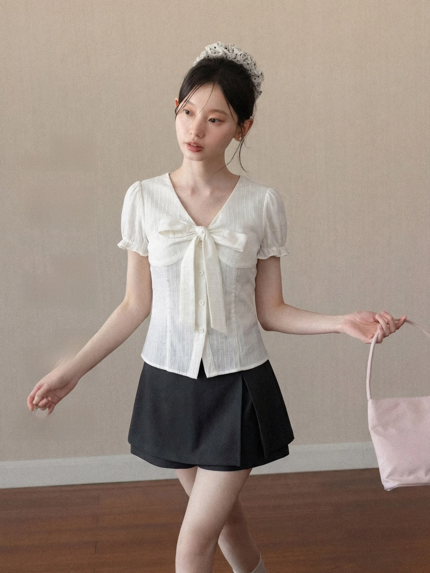 

White V-neck Knot Waist-cinching Bubble Sleeve Short Sleeve Shirt Women's Casual Style Spring 2026 Versatile Blouse