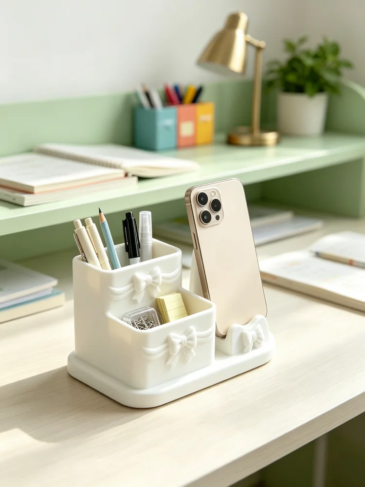 Matte White Bowknot Design Two-In-One Pen Holder and Phone Stand, Layered Partitioned Large-Capacity Multifunctional Desktop Organizer, Ins Cream-Style Matte Texture Desktop Organizer, Office Desk Organizer, Home Office Stationery Storage, Student Stationery Storage Box, Makeup Brush Storage Holder, Cute Phone Stand, Simple Desktop Accessories, Workstation Storage Solution, Desktop Modification Essentials, White Pen Holder with Ribbon Knot Design, Desktop Decoration Suitable for Dormitory and Study Room