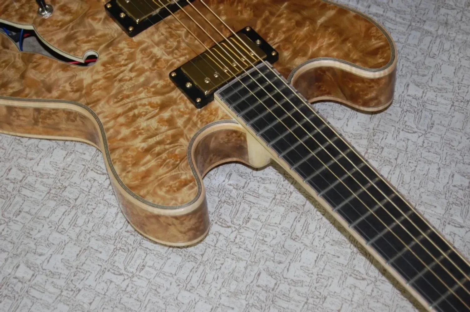 جيتار كهربائي من Archtop Jazz، جسم مجوف من خشب القيقب مع لوحة أصابع من خشب الأبنوس في الصين