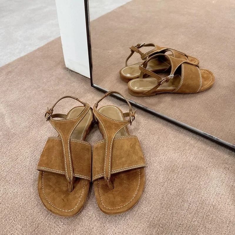 

Модные женские сандалии на плоской подошве из искусственной замши с застежкой на носок, лето 202, римские туфли на плоской подошве с запахом на щиколотке, роскошные женские тапочки с металлическим ремешком и пряжкой