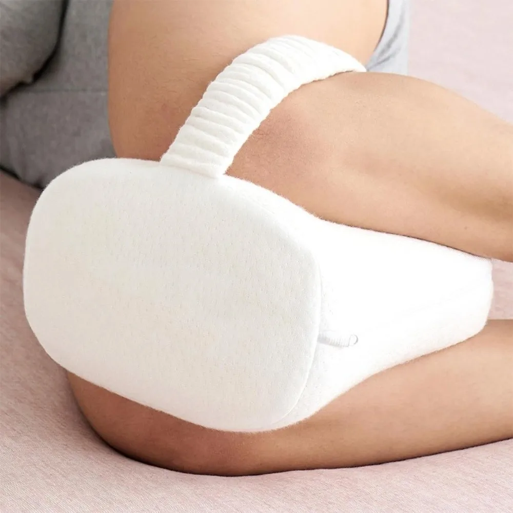 Kniekussen van traagschuim voor zijslapers Ergonomisch orthopedisch beenkussen met elastische band Therapeutisch zijslaperkussen