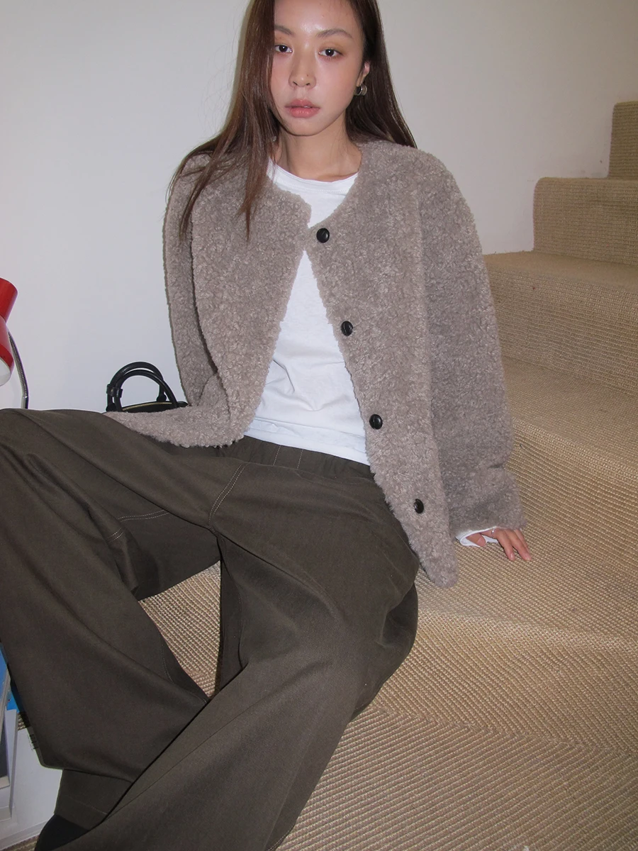 Sixi Home Contract Heil Contract Prosty okrągły kołnierz Skórzany futrzany płaszcz zintegrowany z futrem Damski ciepły top na jesień i zimę