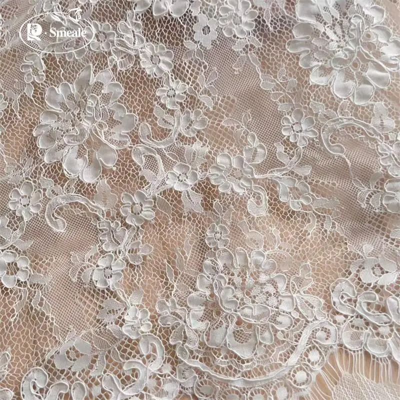 3MX1,5M Hochzeitskleid-Stoff mit weißen geometrischen Blumen. Hochwertiger Spitzenstoff mit Wimpernrand. – Detail 4