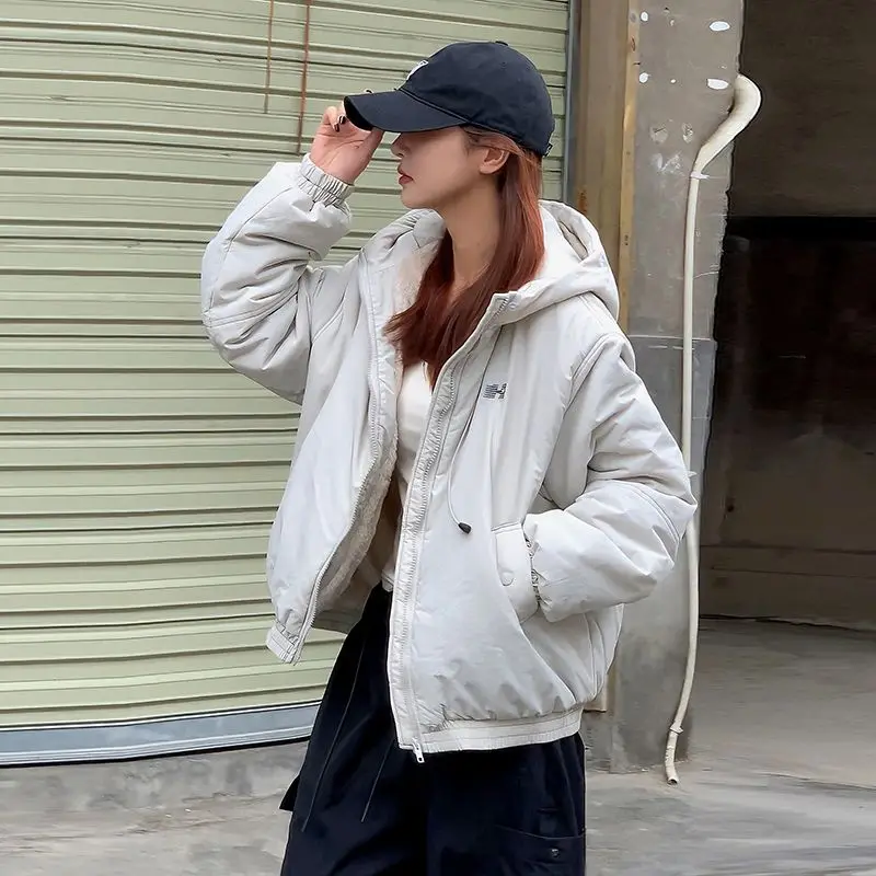 

Американская ретро-куртка из утолщенного хлопка для женщин: новая зимняя модель, теплая, повседневная, свободного кроя, с капюшоном, в стиле «хлебный пуховик»