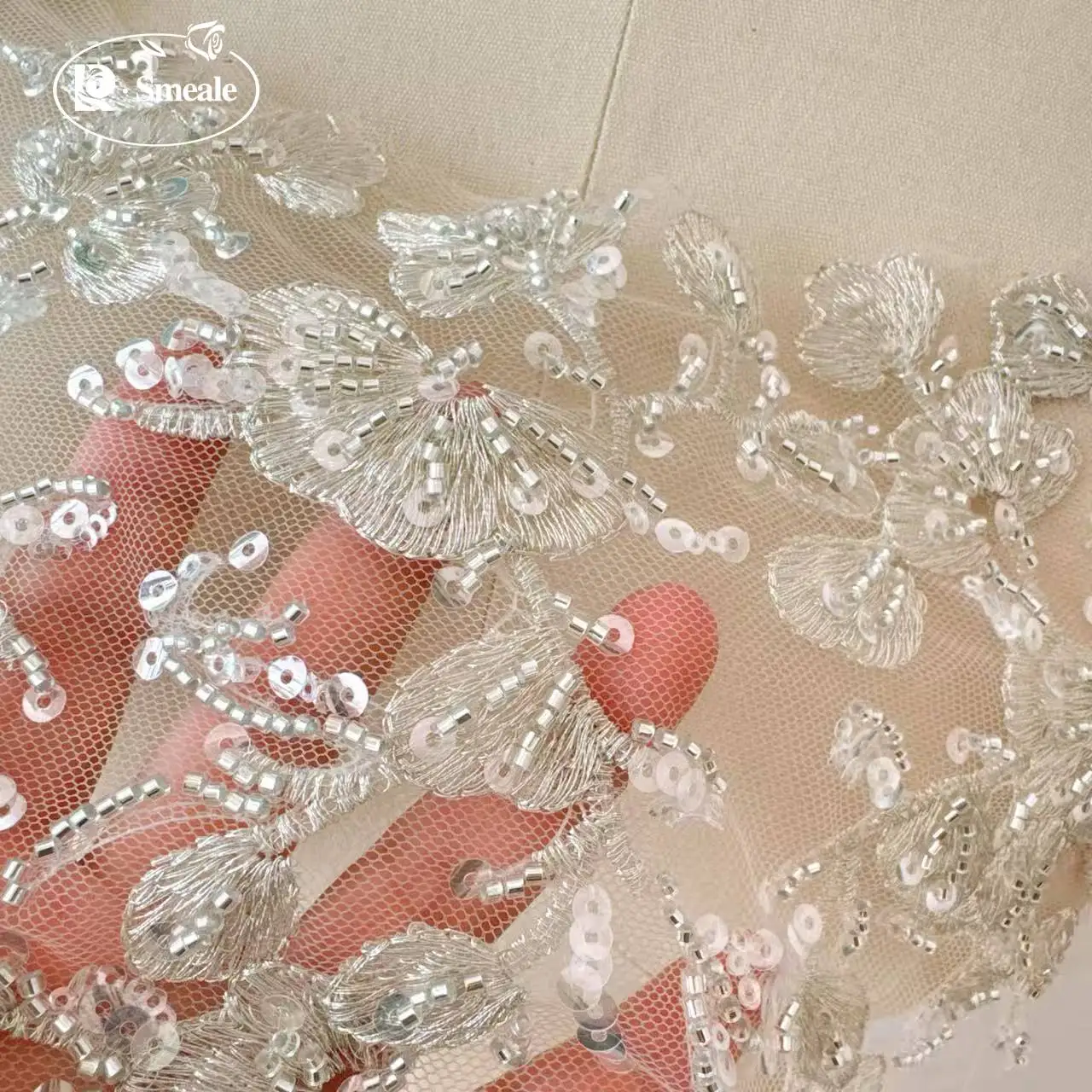 Silberfaden-Bestickter Spitzenkragen. Hochzeitskleid V-Ausschnitt Mittig Vorne auf der Brust Besticktes Dekor Perlenbesetzte Spitze Handgefertigt DIY – Detail 5