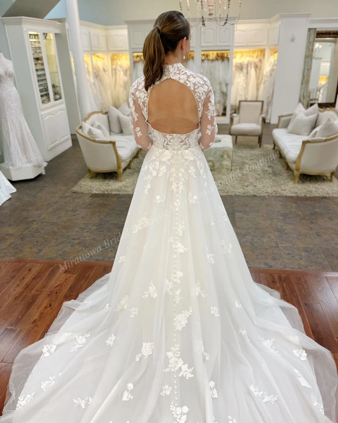Jardim ao ar livre cerimônia de casamento vestido marfim blush sheer mangas compridas alta pescoço renda castelo maternidade vestido de noiva foto personalizado