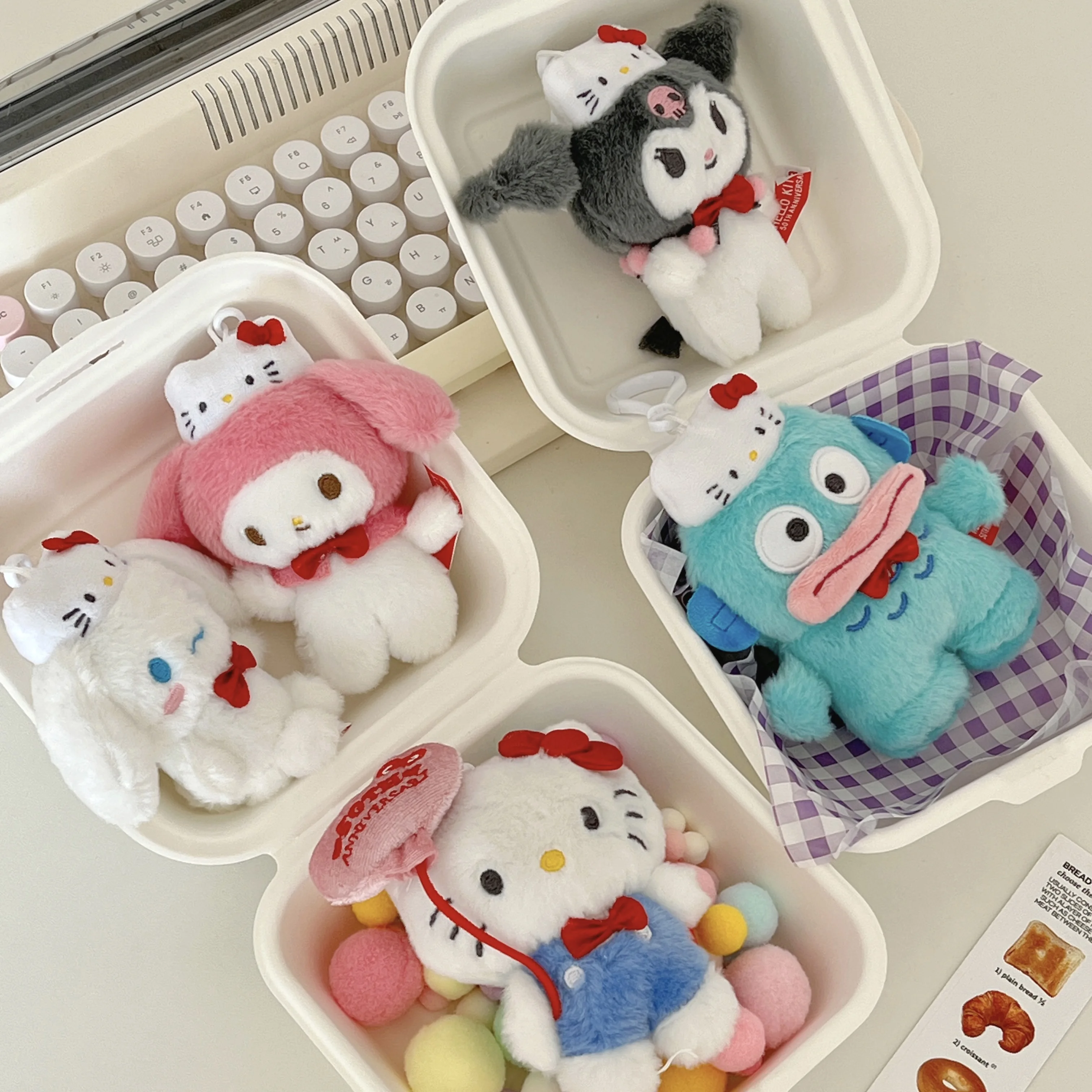 10Cm Kawaii Sanrio 50 aniversario serie Hello Kitty Melody Kuromi llavero de felpa colgante Anime muñeca bolsa colgante Fans coleccionar