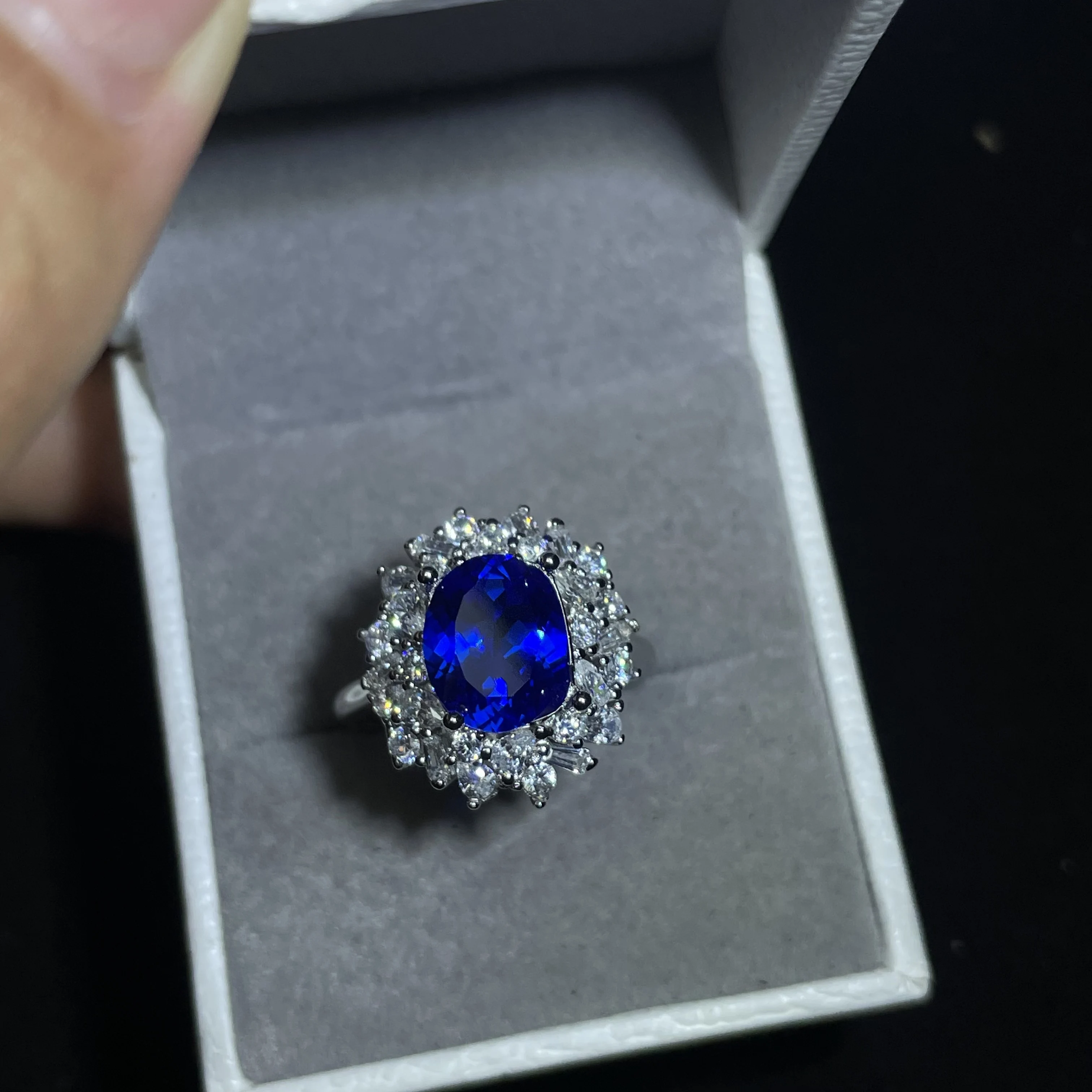 Sapphire pure silver diamond fire-color ring - A niche design with a touch of luxury and trendy vibe, for the index finger.