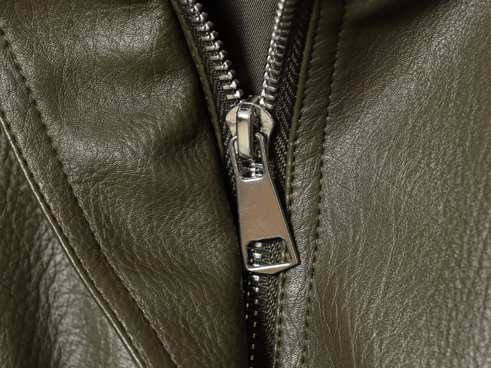 แจ็คเก็ตหนังสไตล์อเมริกันแบบสปายเกิร์ล ทรงเข้ารูปเล็กกระทัดรัด แขนสั้น กระเป๋าใหญ่ คอตั้ง แบบนักบิน