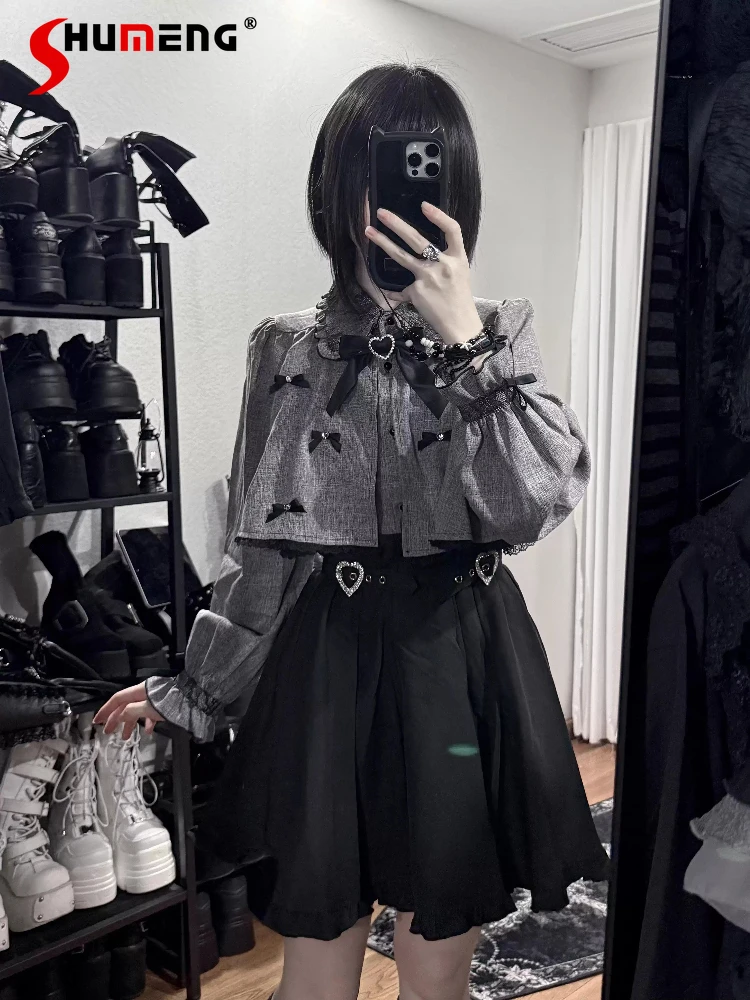 

Комплект из двух предметов в японском стиле: рубашка с длинными рукавами, бантом и застежкой в виде сердца, а также юбка с завышенной талией, для женщин.