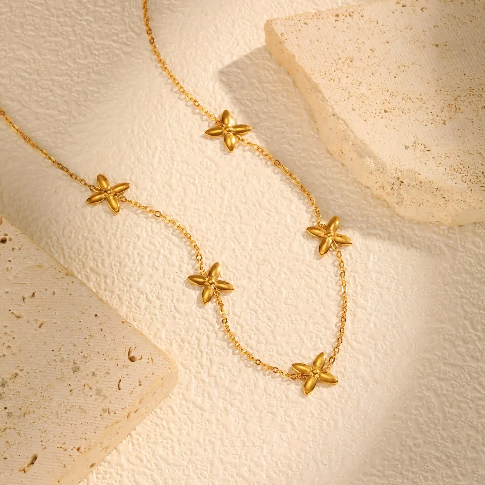 Vnox Mehrere Stile Edelstahl Halskette für Frauen, Herz Blume Stern 18K vergoldet Halsband Zubehör Charms Schmuck