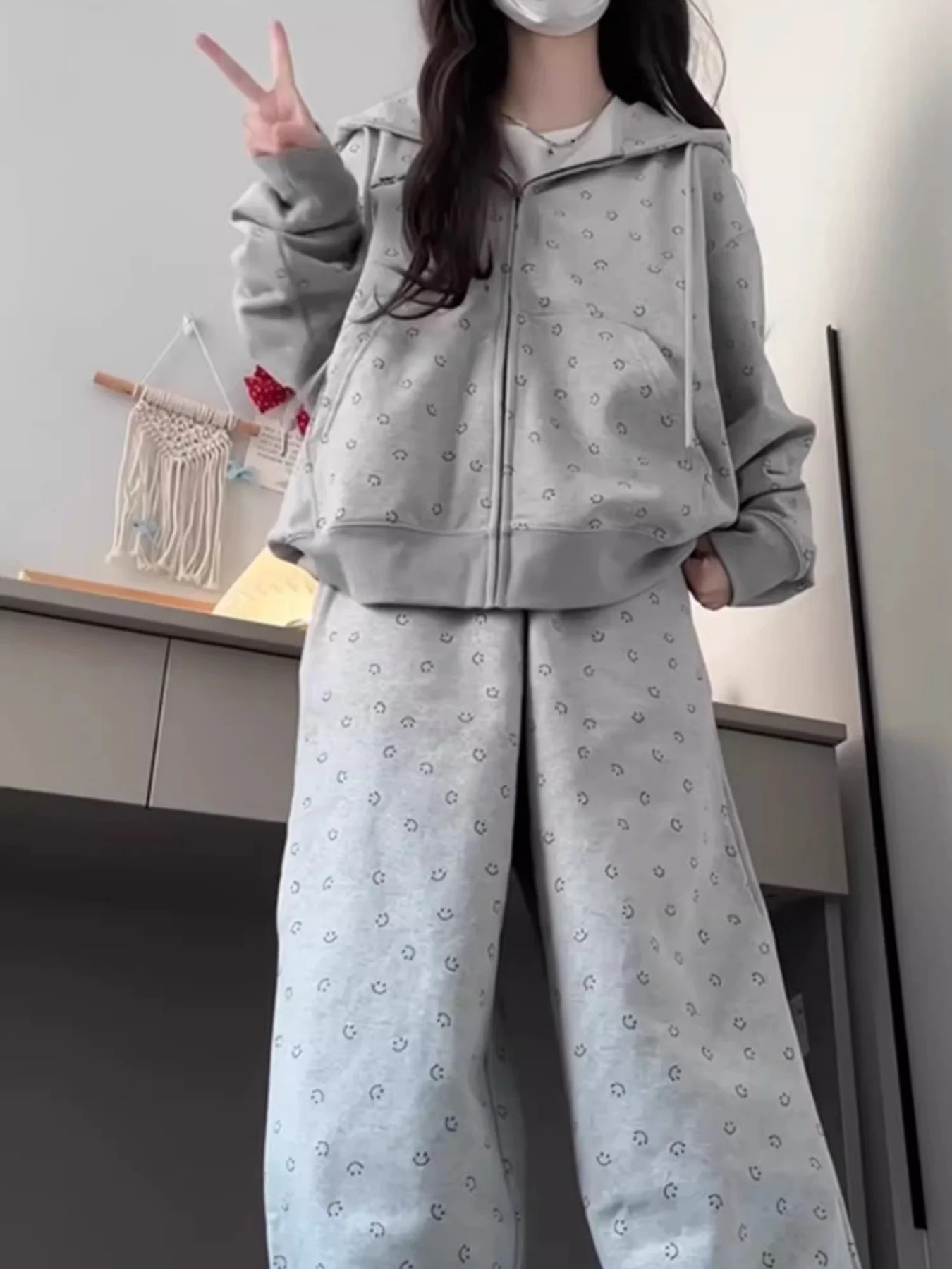 

Повседневный спортивный комплект из двух предметов в корейском стиле здесь! Новая весенне-осенняя толстовка и спортивные штаны специально разработан для девочек, свободный и ленивый стиль, который баланс комфорт и эстетика. Подходит для учащихся носить в 