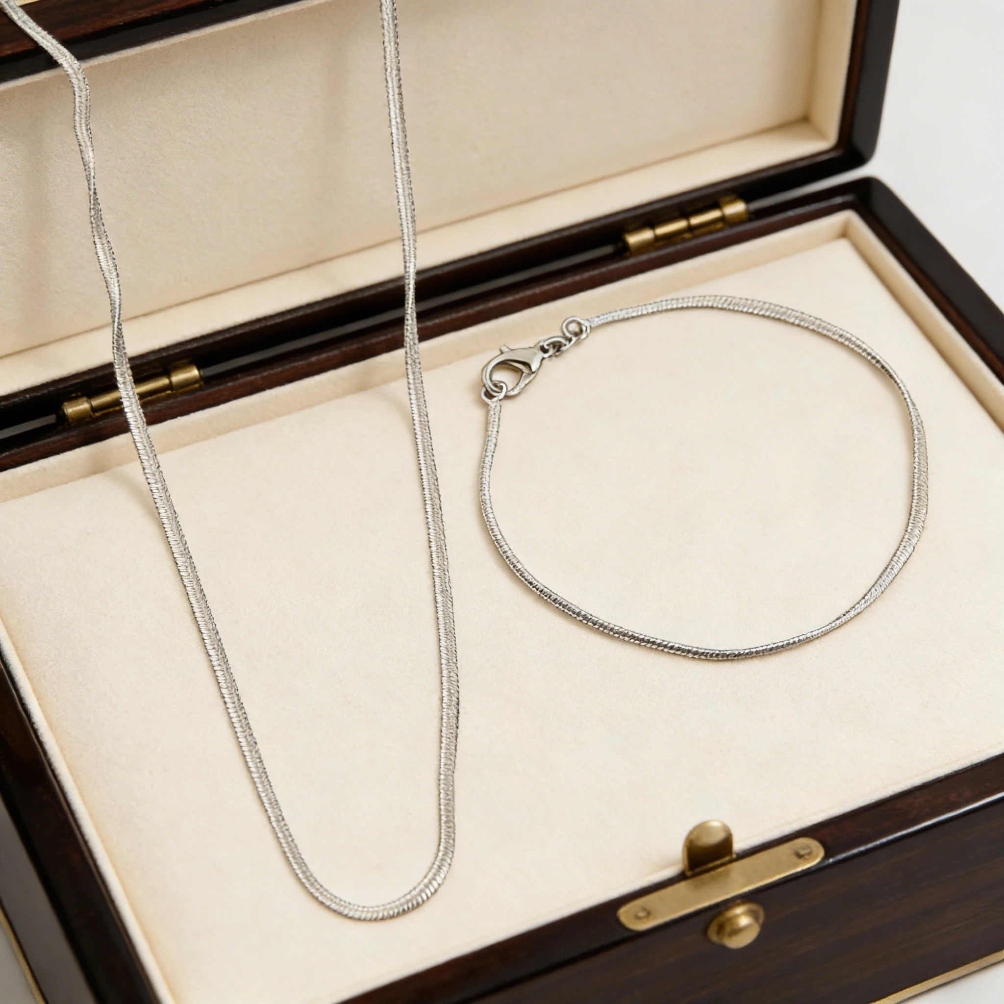 

Stylish and exquisite 925 sterling silver 2mm snake bone chain bracelet set, in stock, Korean style, 40-75CM.