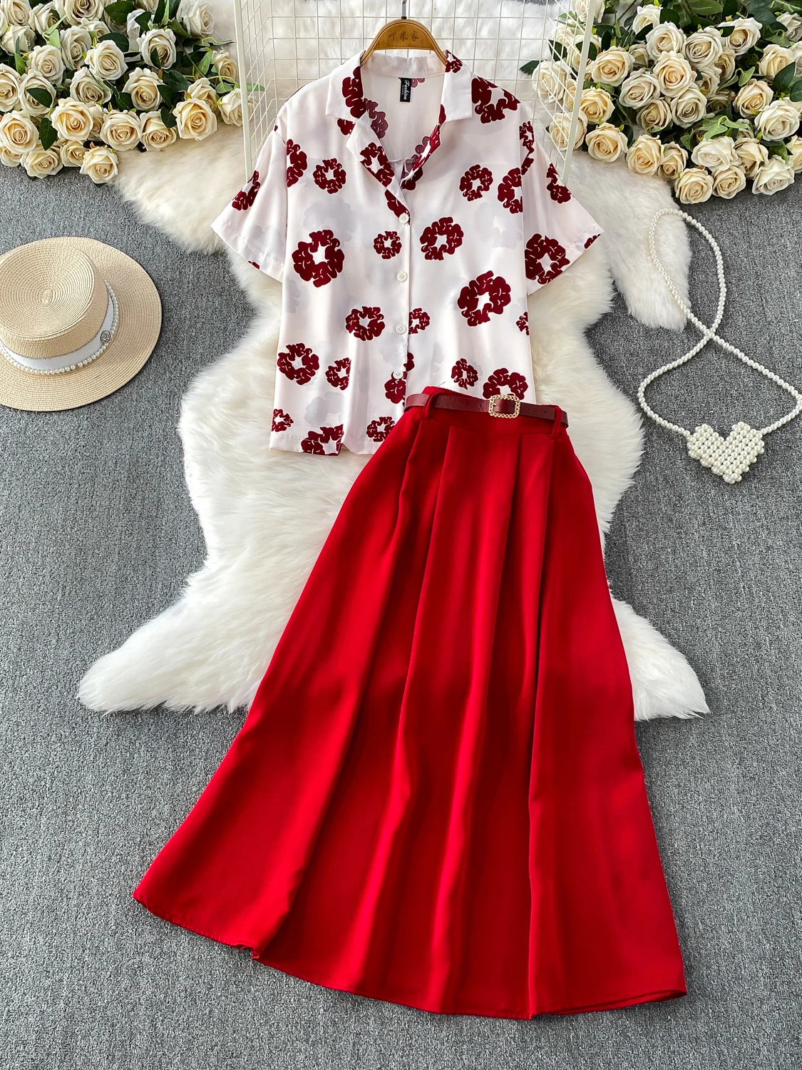 

Модный повседневный костюм из Гонконга: блузка с принтом и воротником, плиссированная атласная юбка миди с эффектом утяжки на талии, комплект из двух предметов для офиса и повседневной носки.