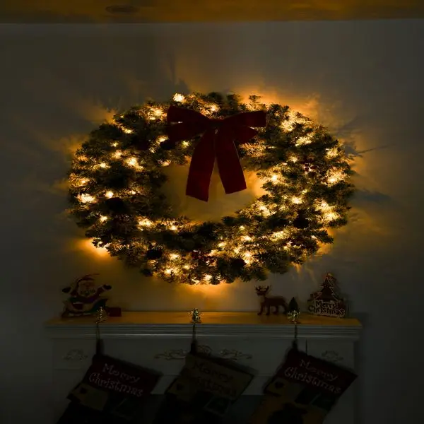 إكليل عيد الميلاد الاصطناعي المضيء مقاس 24 بوصة مع يتدفقون الثلج وجهاز التحكم عن بعد - يعمل بالبطارية اللاسلكية للداخلية والخارجية