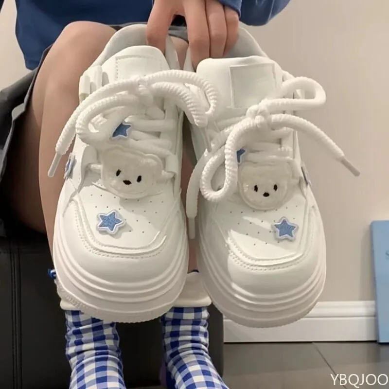 カジュアルで快適な厚底スニーカー春秋の新ファッション多用途レースアップロートップシューズレトロでシンプルな女性の靴