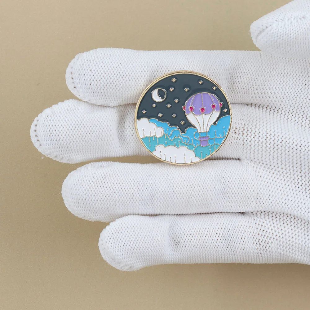 1 Stück Nachthimmel-Heißluftballon Traumhafte Emaille-Anstecknadel, Stern-Mond-Wolken-Wanderlust-Brosche, Reise-Heilschmuck-Geschenk