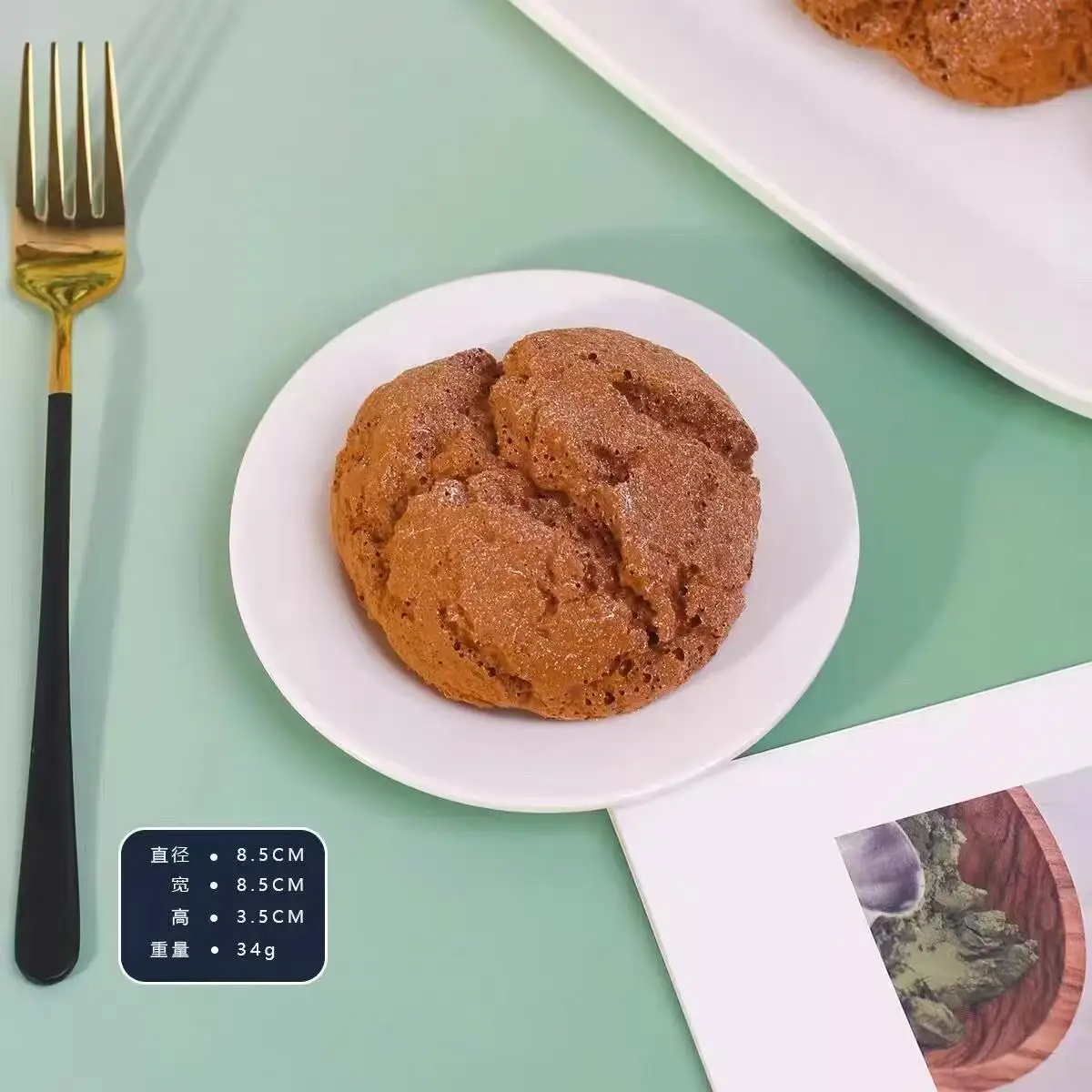 قطعة واحدة من تشعر الخبز المحاكاة فائقة النعومة، وترتداد ببطء ويقرص كعكة العسل المتشققة.