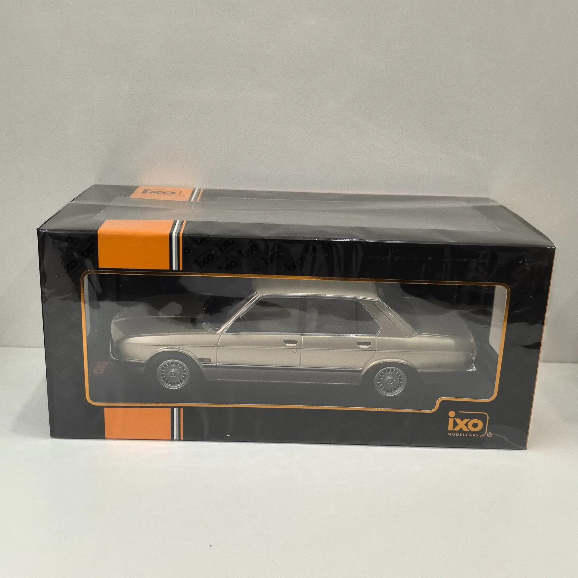 

Paint Surface Defects Diecast IXO 1/18 Scale BMW 520i E28 1987 W5 Alloy Car Model