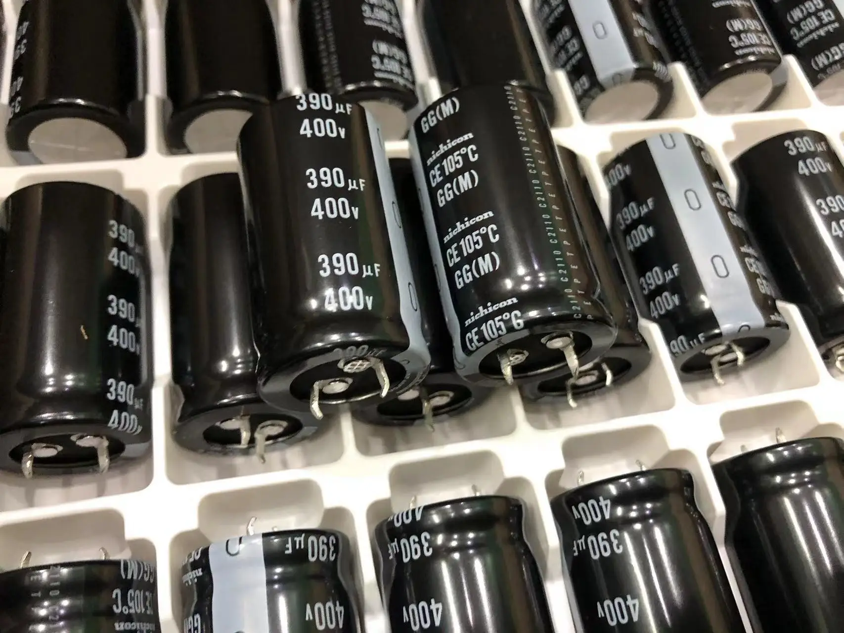 2024 nowy Nichicon importuje kondensatory elektrolityczne 400v390uf 25*45 GG serii 390uf 400v