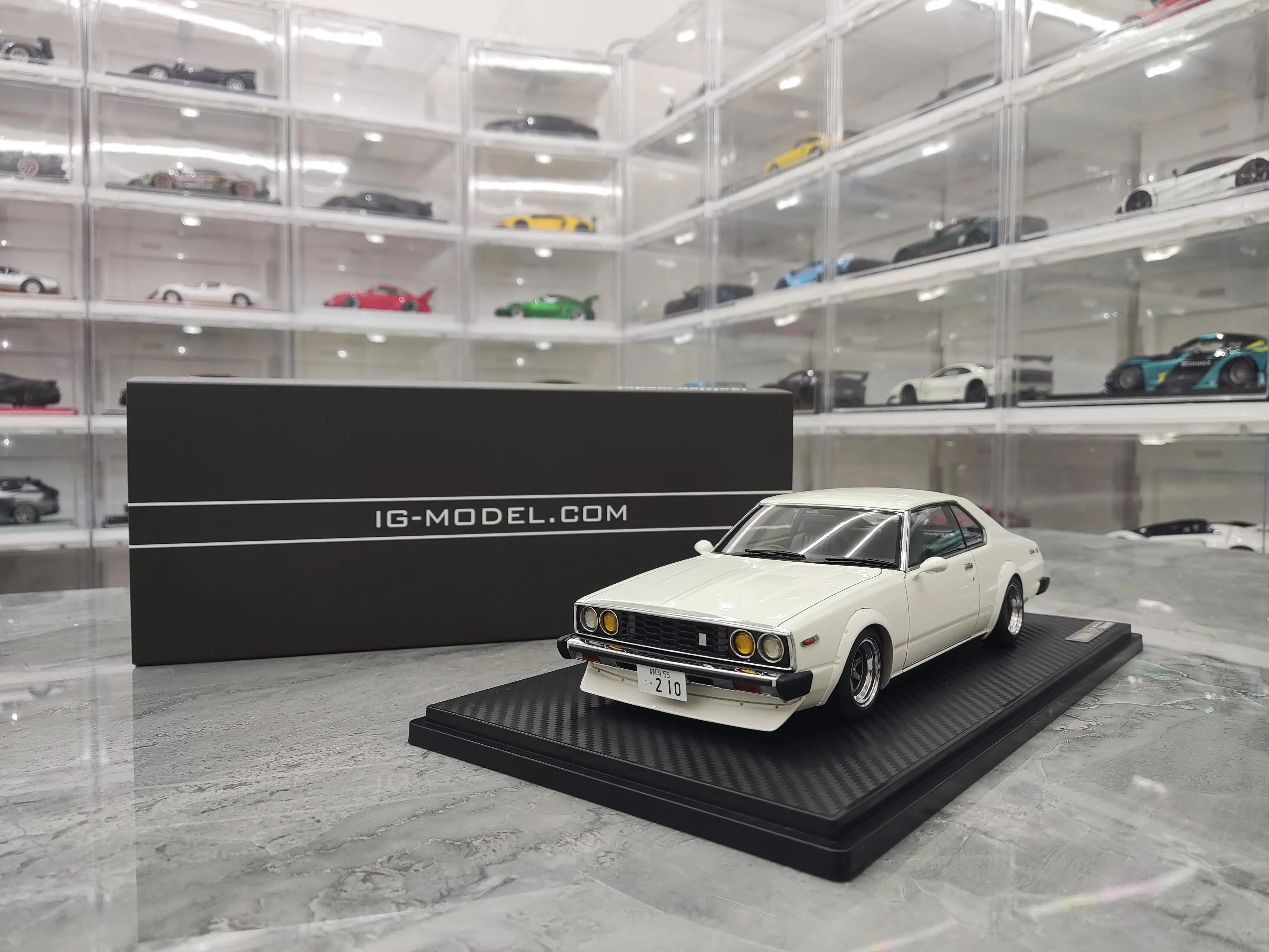 IG 1:18 Skyline 2000GT-ES White/Black JDM Simulation Limited Edition Resin Metal Static Car Model Toy Gift