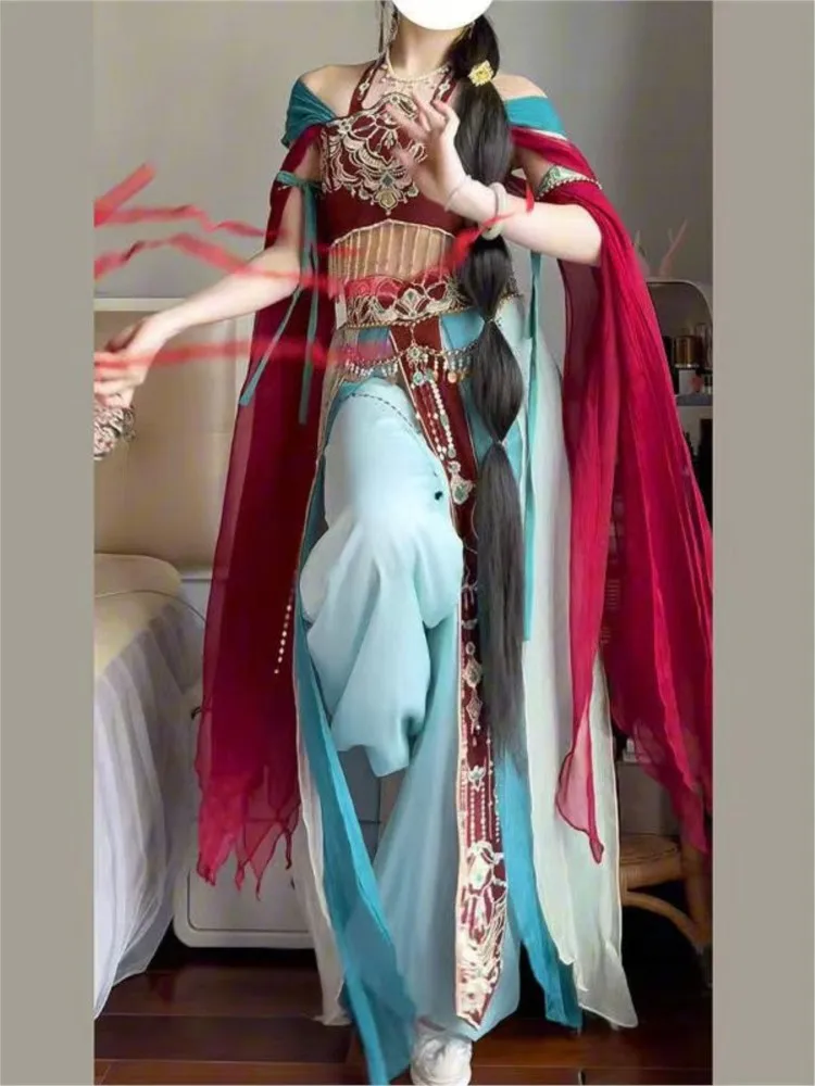 Elegancka i modna odzież codzienna w egzotycznym stylu z regionów zachodnich, z bogatymi haftami przemysłowymi.